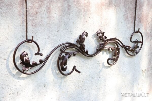 Kalviška rūbų kabykla su lapų ornamentais priekis